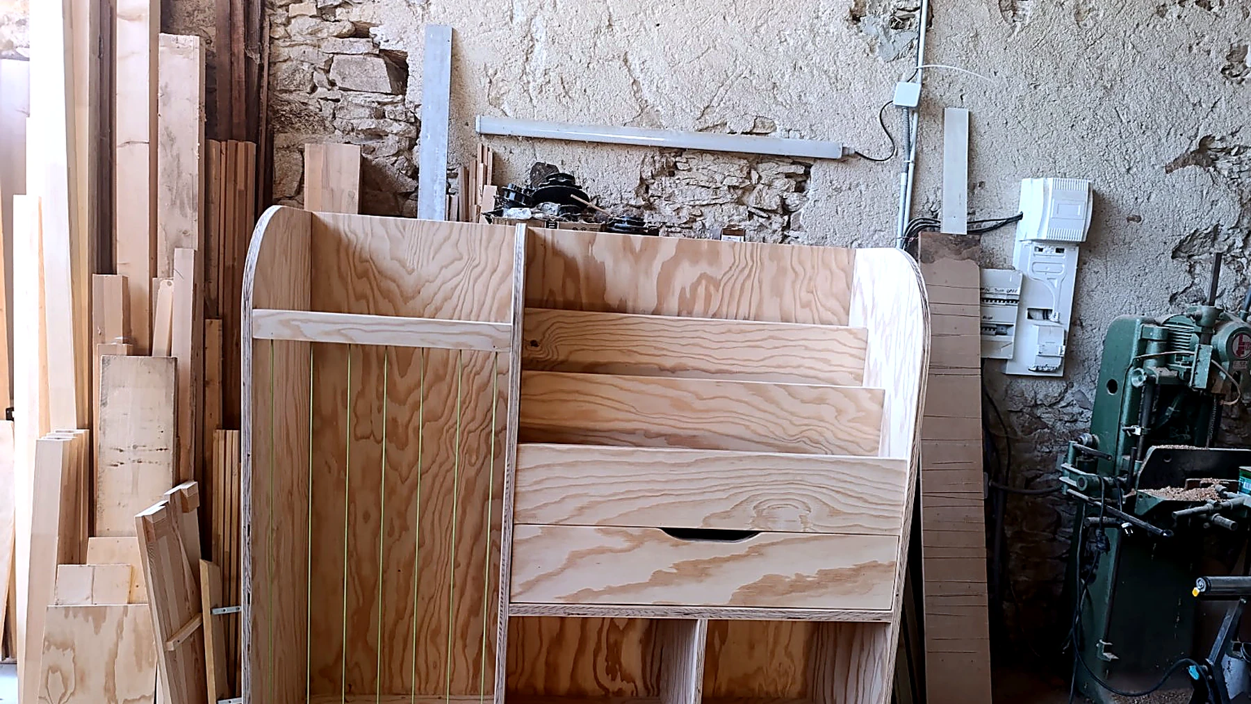 Meuble sur mesure en cours de fabrication dans l’atelier