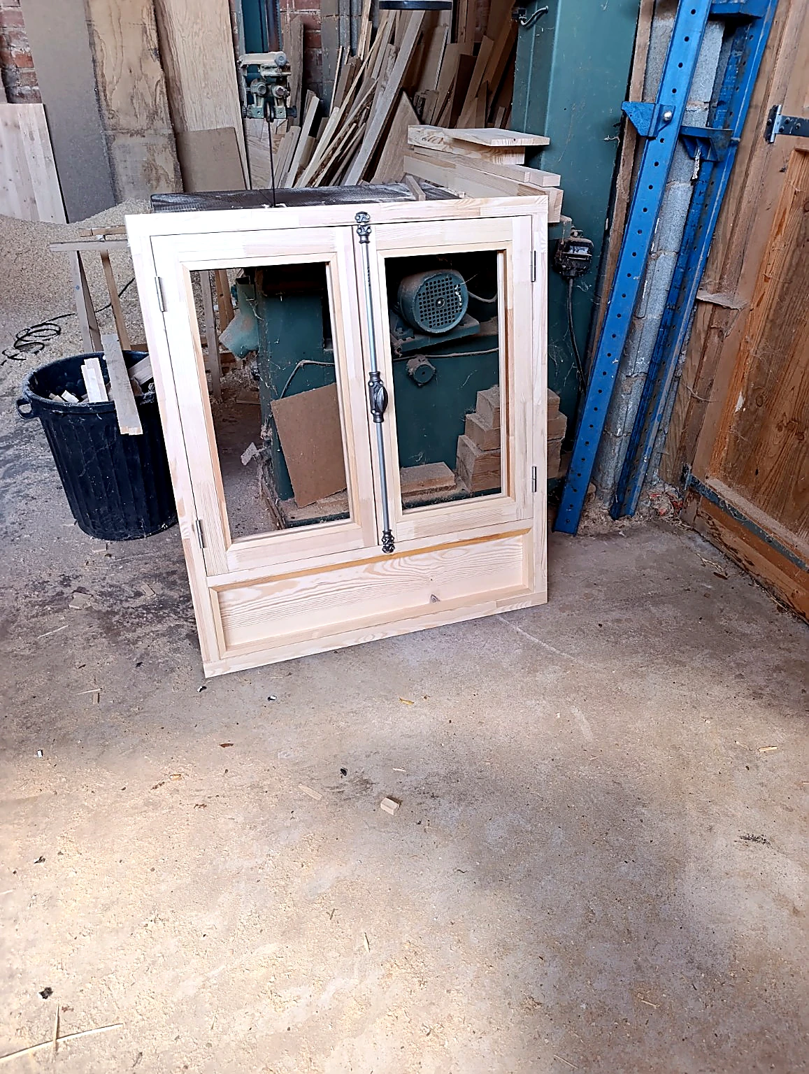 Fenêtre en bois clair avec quincaillerie traditionnelle