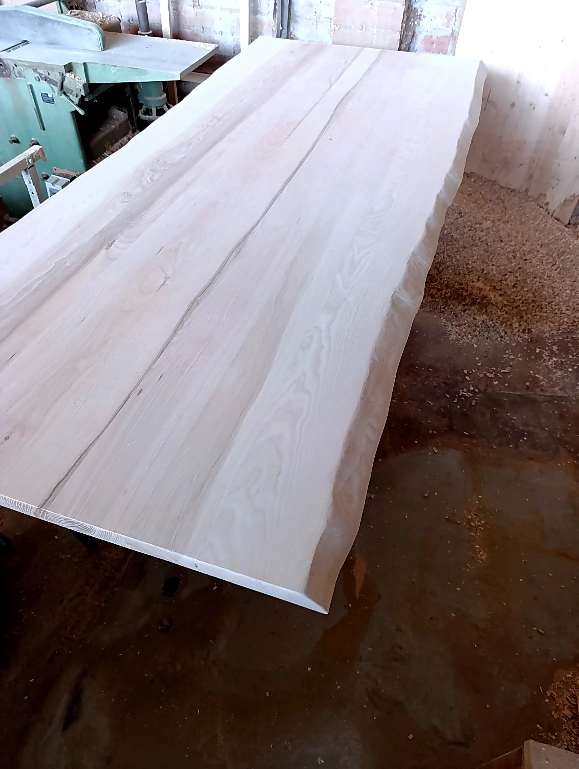 Plateau en bois massif travaillé dans un atelier artisanal