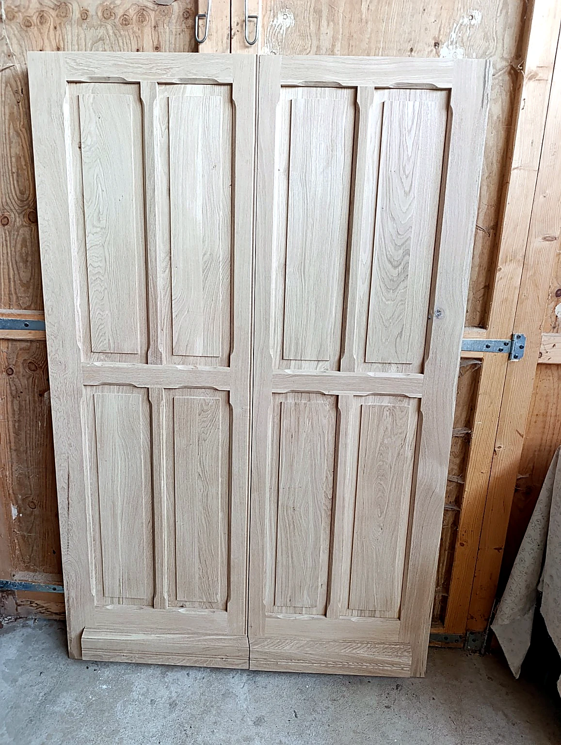 Deux portes à panneaux en bois clair vues de face