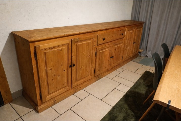 Grand buffet en bois installé dans une salle à manger
