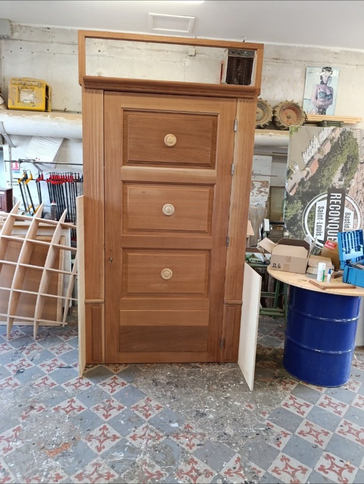 Porte en bois à panneaux photographiée dans l’atelier