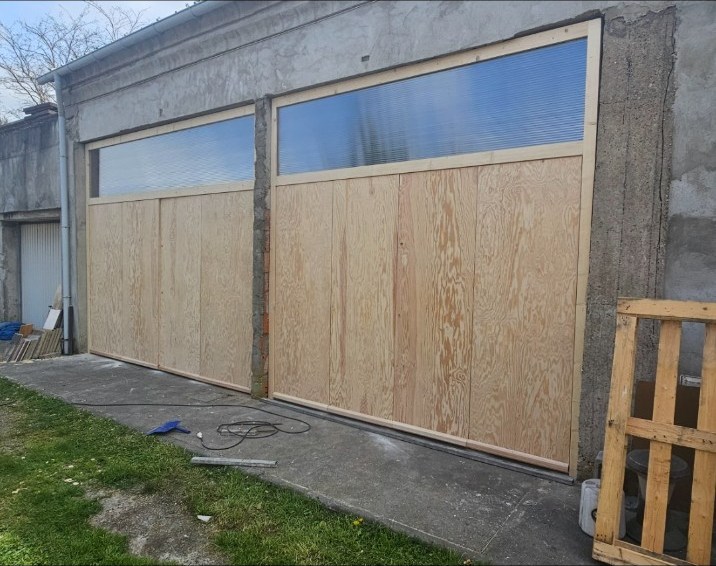 Deux grandes portes extérieures en bois