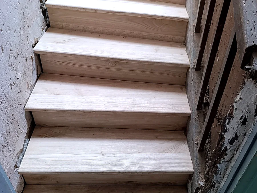 Escalier en bois clair réalisé sur mesure