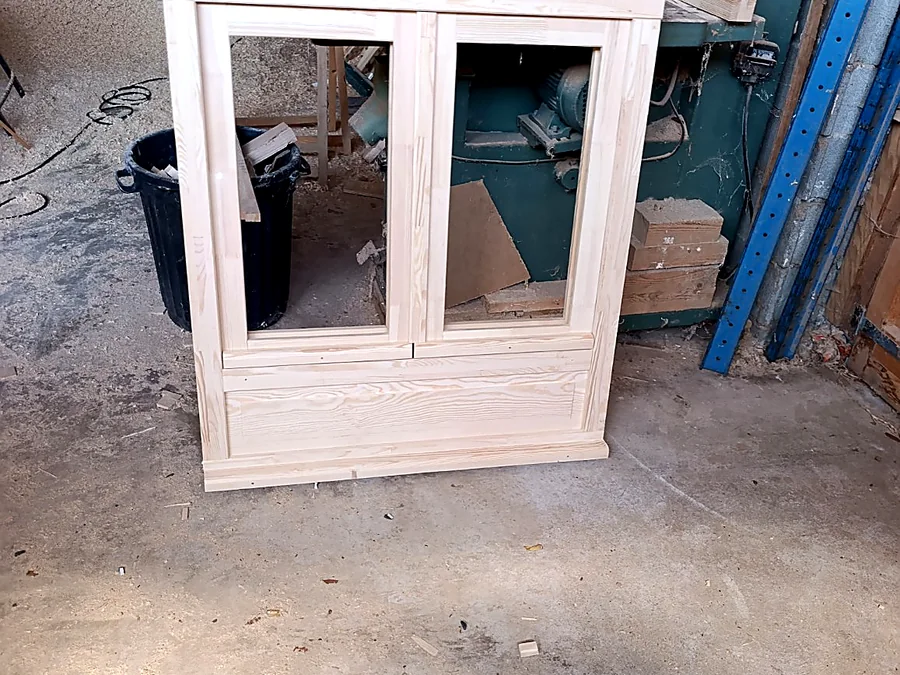 Châssis de fenêtre en bois clair fabriqué sur mesure
