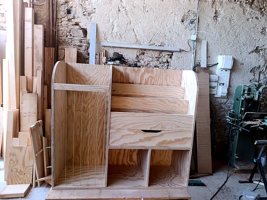 Meuble en bois réalisé sur mesure dans un atelier de menuiserie
