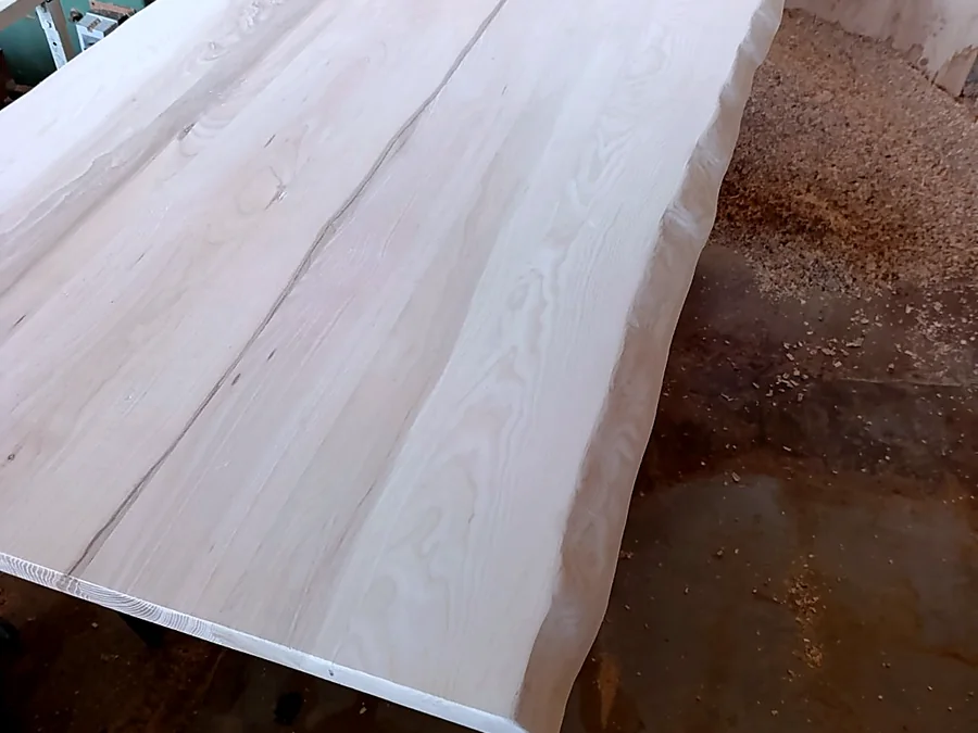 Plateau en bois massif travaillé dans un atelier artisanal