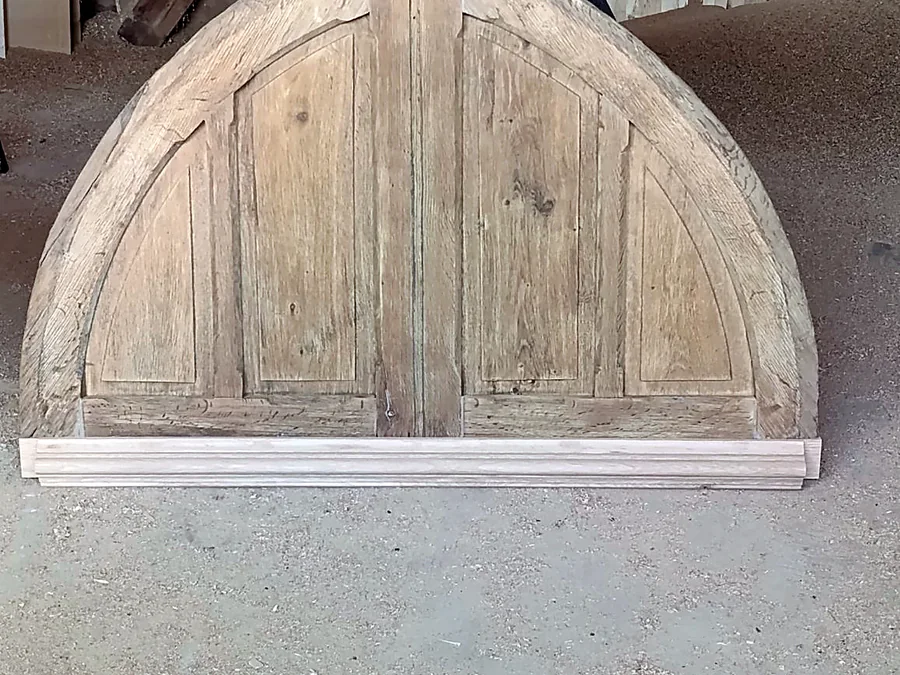 Tympan cintré en bois destiné au-dessus d’une porte de chapelle