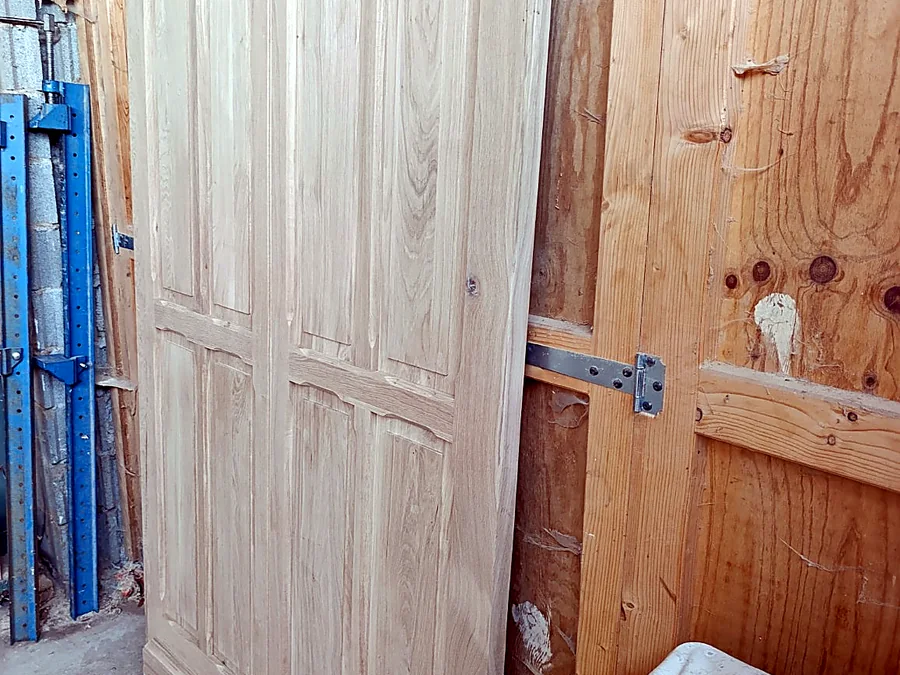 Vue en angle de portes artisanales en bois