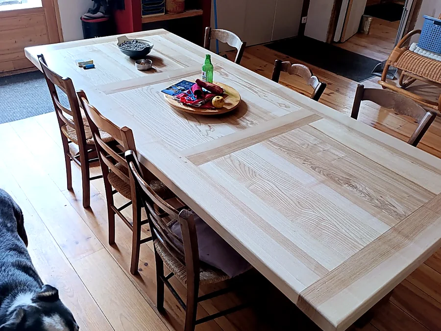 Autre vue de la grande table installée dans une salle à manger